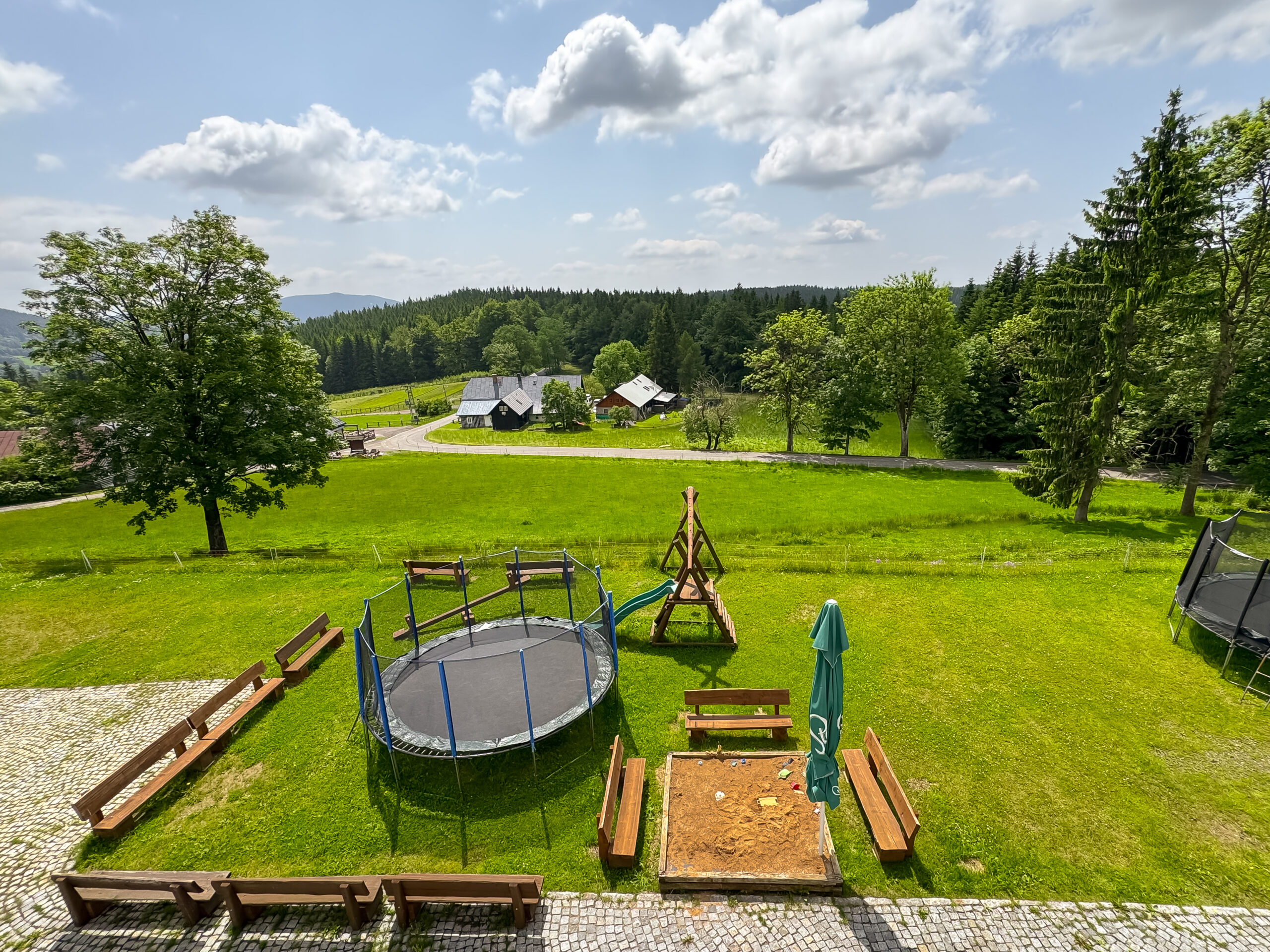 Sportovní vybavení - trampolíny a dětské hřiště