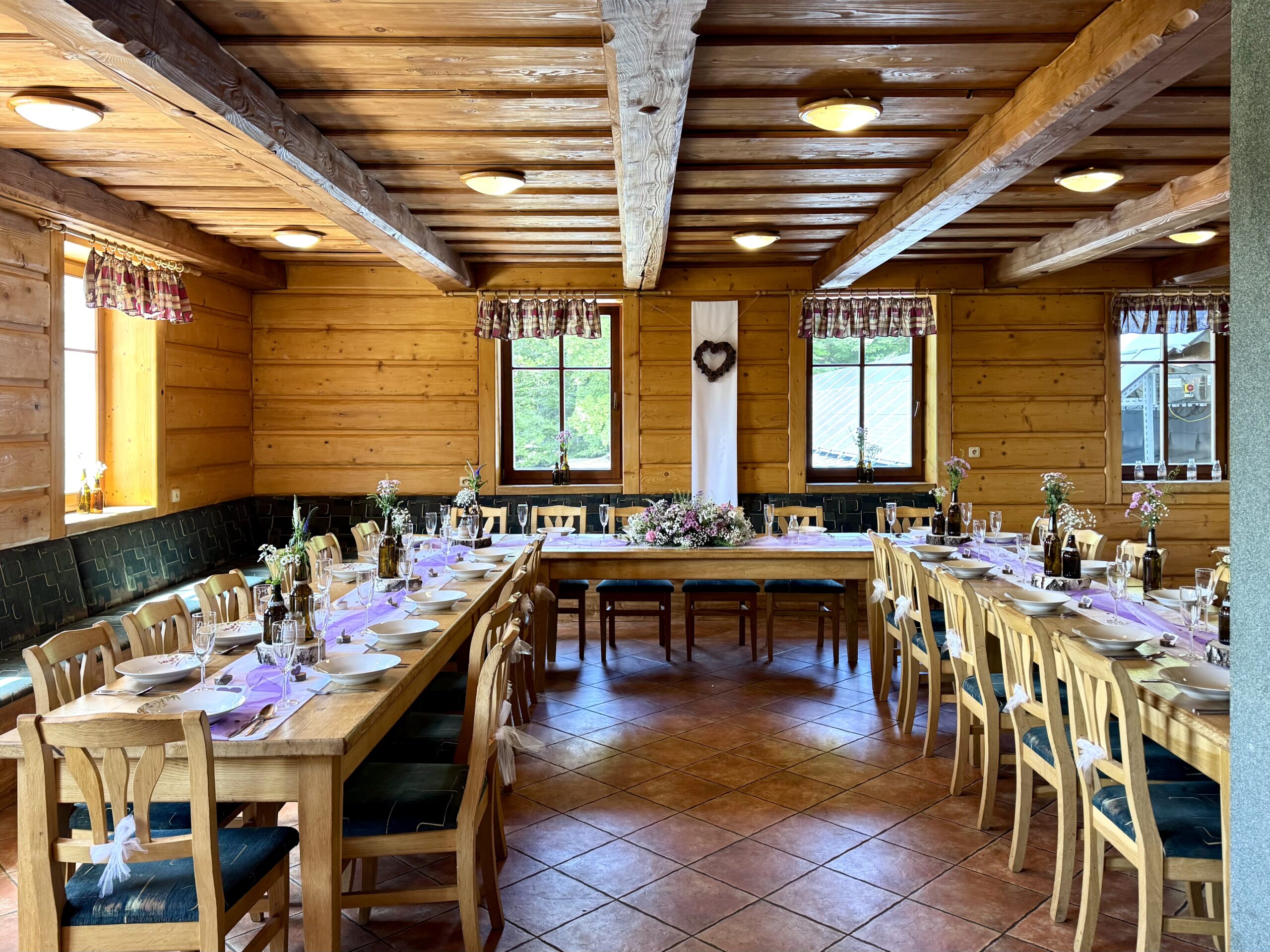 Penzion Hájenka - svatba, společenská místnost, svatební výzdoba